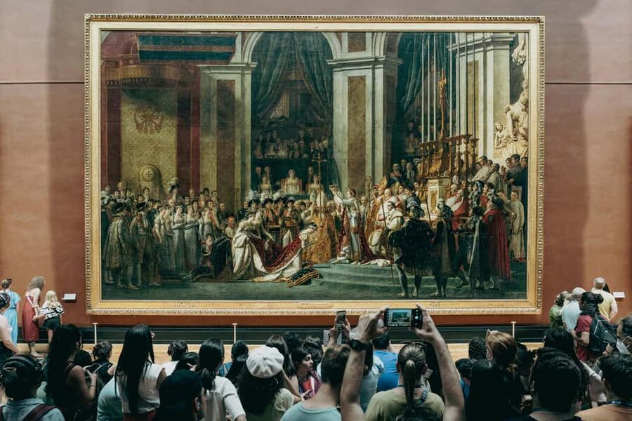 Paris: Louvre Museum Hosted Entry & Masterpieces Audio Guide - How the phone audio guide works inside