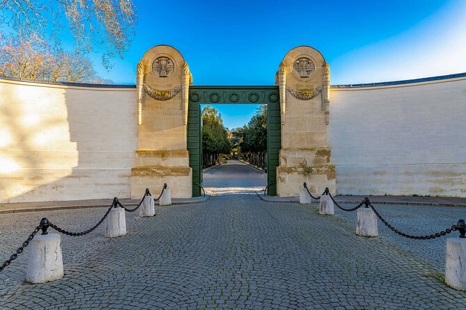 Père-Lachaise Cemetery Paris Tour with Audioguide - A cemetery visit with a story behind every turn