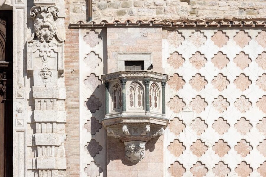 Perugia: San Lorenzo Cathedral Audioguide Tour - Looking up at the cathedral’s broad interior