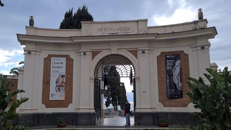 Pompeii & Herculaneum: Skip-the-line & Digital Guide App - Using the digital guide without draining your phone