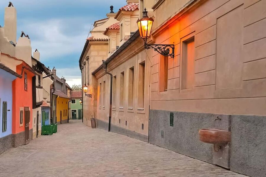 Prague: Prague Castle Skip-the-Line Ticket with Audioguide - Getting in without a traditional meeting point