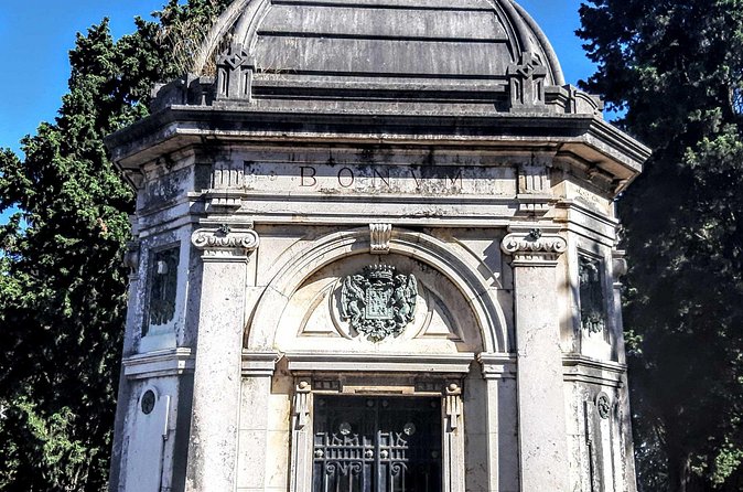 Prazeres Cemetery: A Self-Guided Audio Tour in Lisbon - VoiceMap Offline Access Matters