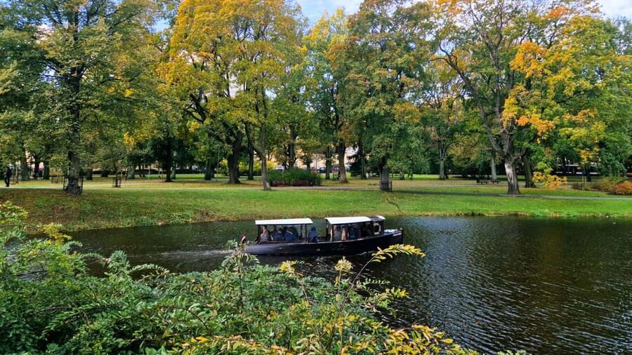 Riga: Canal Boat Tour with Drink & Old Town Audio Tour - From Kronvalda Park into Riga Canal