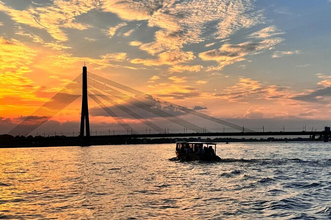Riga: Evening or Sunset Boat Tour with Drink and Audio Guide - What the welcome drink adds to the experience
