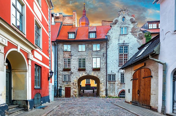 Riga Scavenger Hunt and Highlights Self Guided Audio Tour - Riga Castle and Riga Cathedral