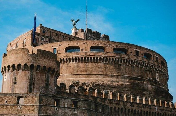 Rome: Castel Sant'Angelo Audio Tour with Tickets - Art, weapons, and the museum rooms