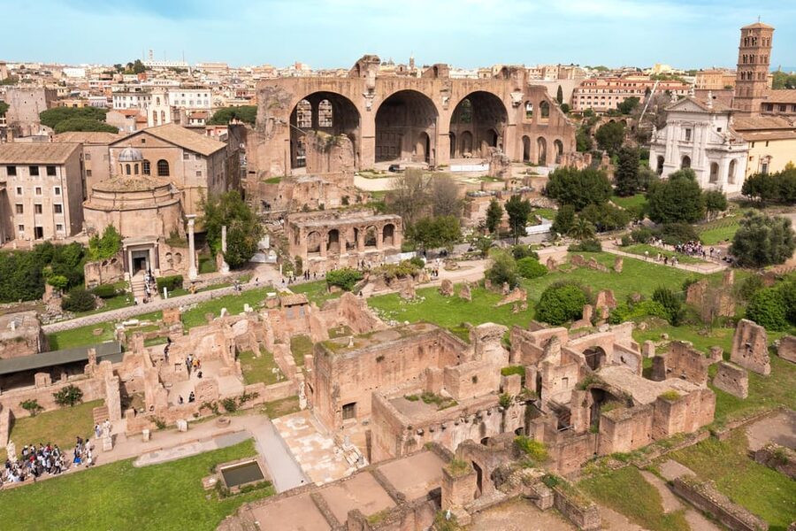 Rome: Colosseum and Roman Forum Access with Audio Guide App - Audio app versus an English-speaking guide