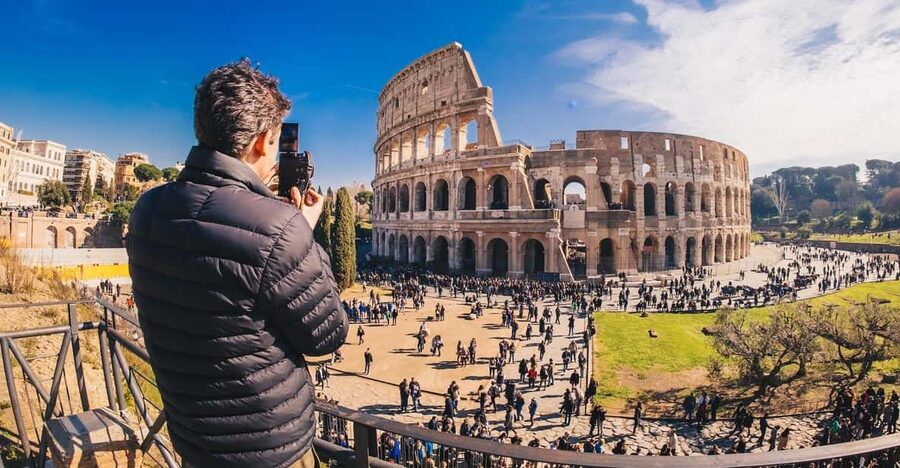Rome: Colosseum & Forum Experience with Free Audio Guide App - Finding the host at the Arch of Constantine