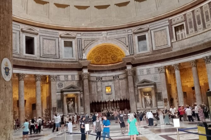 Rome : Entrance ticket Pantheon with digital audio guide - Looking up at the oculus