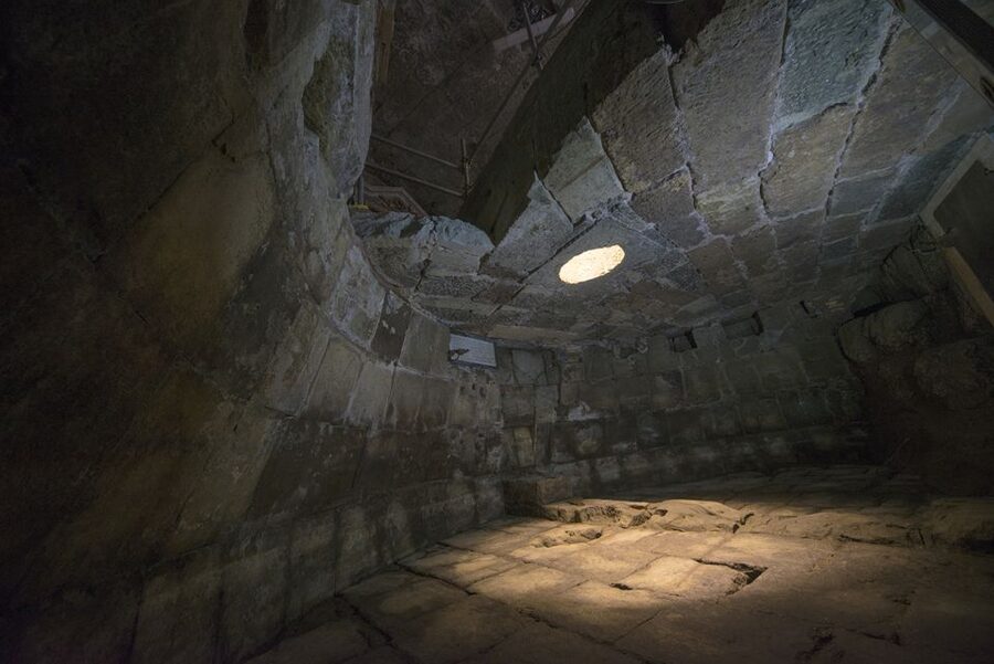 Rome: Mamertime Prison Entrance Ticket with Audio guide - Finding the entrance near the Roman Forum