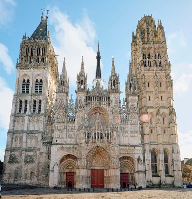 Rouen: Audio Guided City Tour - The Gros-Horloge raises the first good question