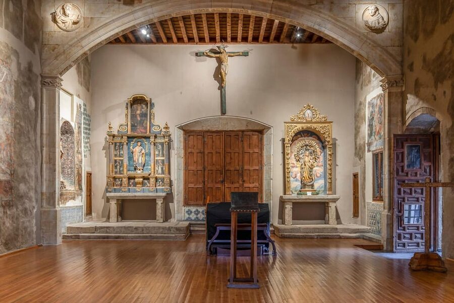 Salamanca: Convent of Las Claras with Free Audioguide - Walking through the former convent