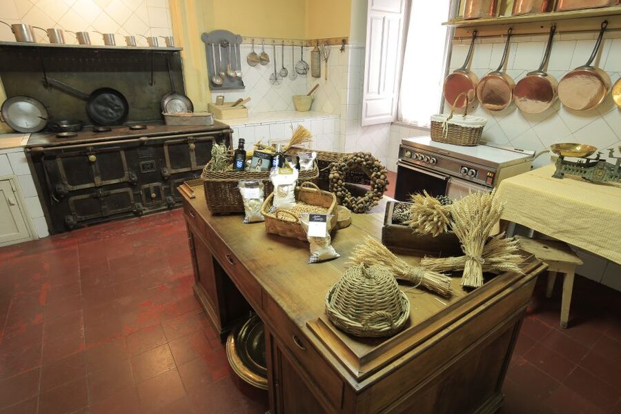 Salamanca: Monterrey Palace Audio-Guided Tour - Adding the kitchens and servants’ quarters