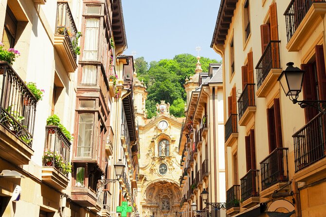 San Sebastian Scavenger Hunt & Highlights Self Guided Audio Tour - Aquarium and the first look at the city