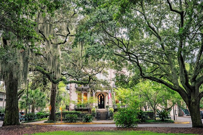 Savannah’s Historical District: A Self-Guided Audio Tour - A focused walk through Savannah’s central squares