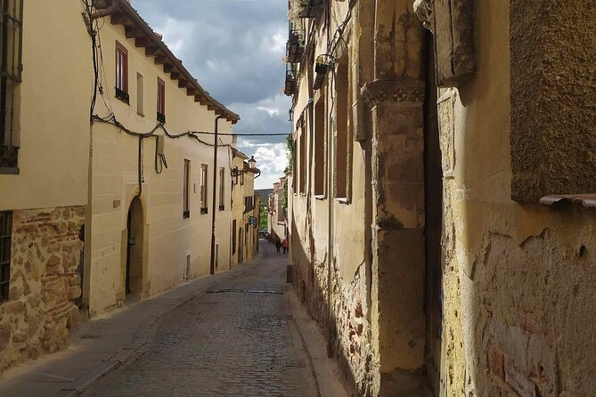 Segovia from the Aqueduct to the Alcazar: A Self-Guided Audio Tour - Plaza de Medina del Campo and a useful pause