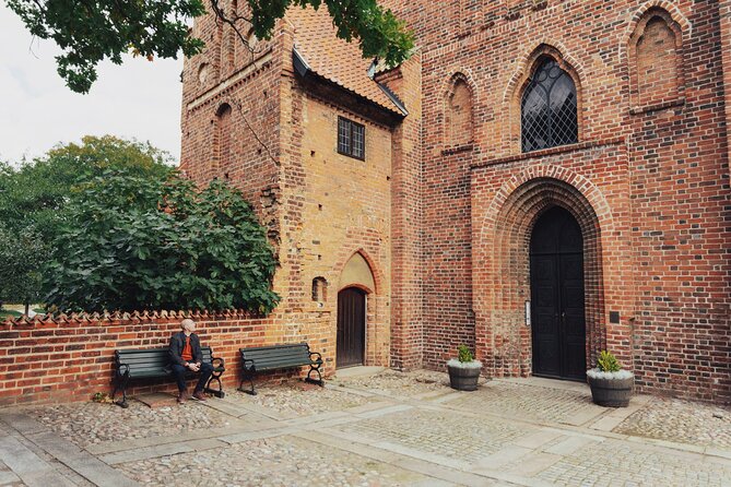 Self-Guided Audio Walking Tour Through Kurt Wallander's Ystad - How the StoryTourist app works