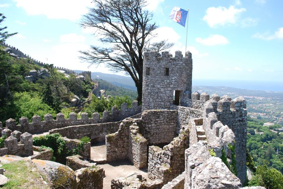 Sintra: 4 MAJOR Monuments Tour E-Car com GPS Audio Guide - Moorish Castle and the view toward the ocean