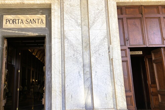 St. Mary’s Basilica, Pope Francis Tomb Audio Tour with Crypt - Entering through the hosted meeting point