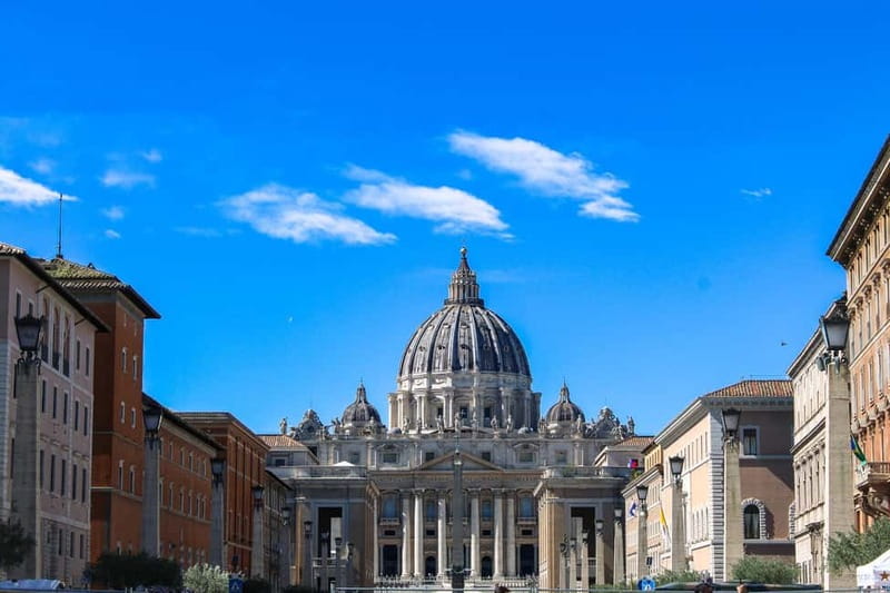 St. Peter's Basilica: Hosted Entrance & Digital Audioguide - Meeting the host and finding the reserved entrance
