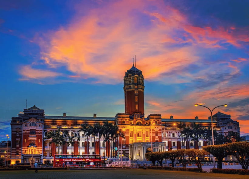 Taipei: Hop-On Hop-Off Sightseeing Bus with Audio Guide - Who should book this Taipei bus tour?