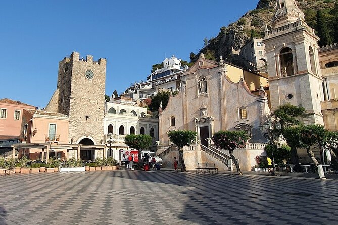 Taormina: A Self-Guided Audio Tour of Sicily’s Hilltop Town - Vicolo Stretto and the pleasures of a small detour