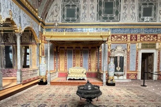 Topkapi Palace and Harem Museum Ticket with Audio Guide - The courtyards show how Ottoman power was organized