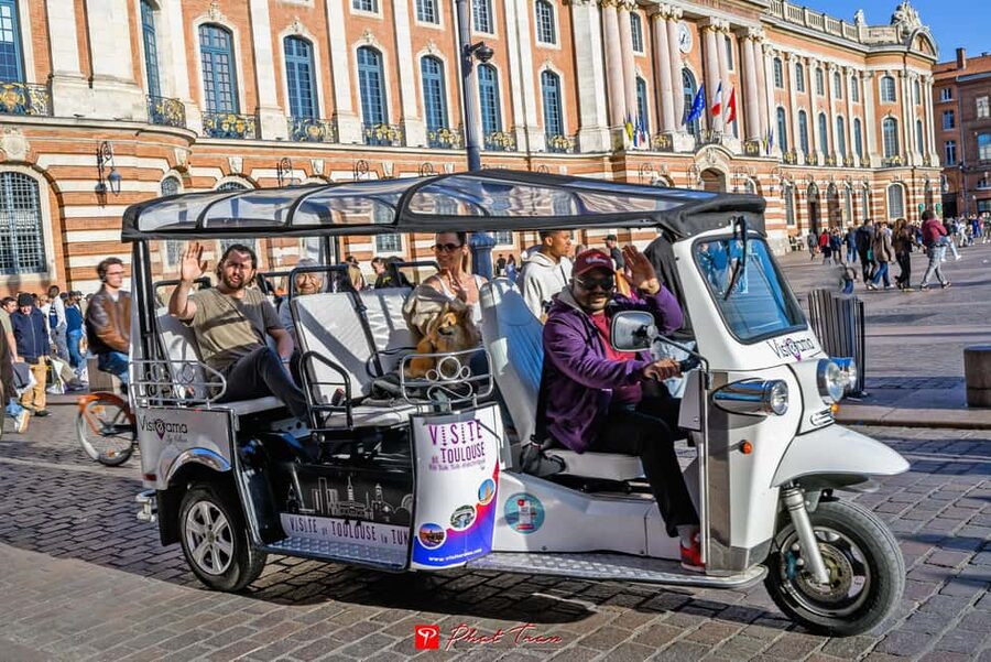 Toulouse: Electric Tuk-Tuk Tour with Photo Stops and Audio - Why an electric tuk-tuk works well in Toulouse