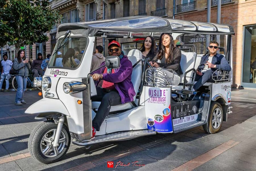 Toulouse: Electric Tuk-Tuk Tour with Photo Stops and Audio - Saint-Sernin and the Jacobins