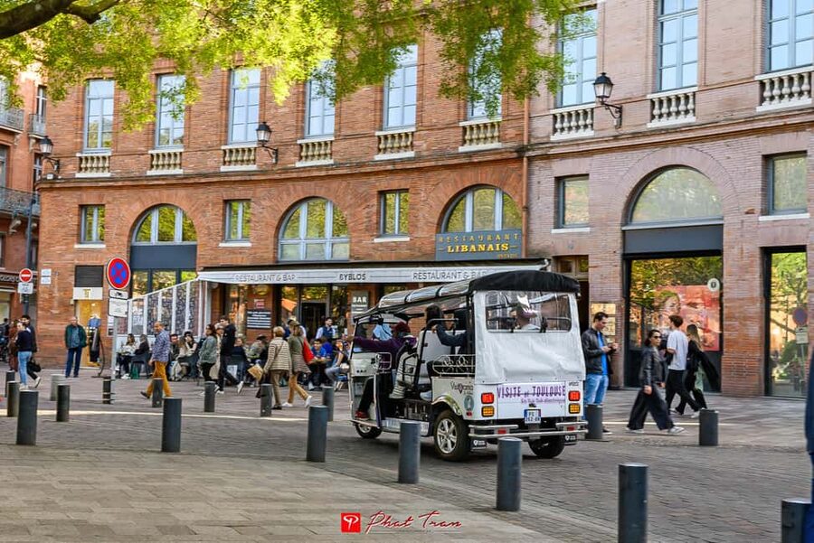 Toulouse: Electric Tuk-Tuk Tour with Photo Stops and Audio - Old walls, the Canal du Midi, and city gardens