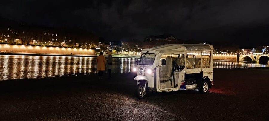 Toulouse: Electric Tuk-Tuk Tour with Photo Stops and Audio - Comfort, weather, and the open design