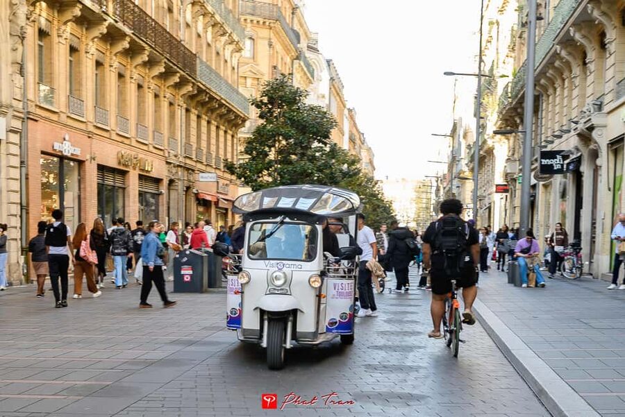 Toulouse: Electric Tuk-Tuk Tour with Photo Stops and Audio - The Capitole and Toulouse’s central squares