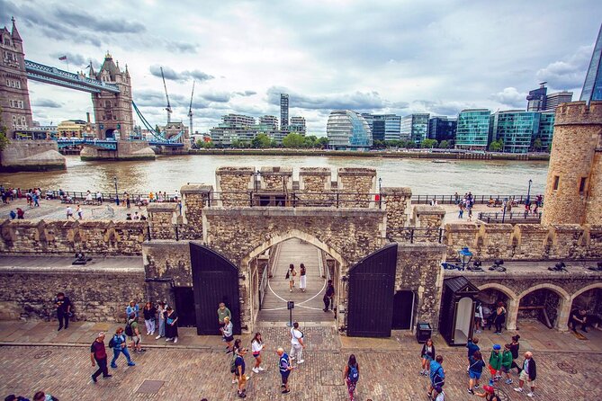 Tower of London Ticket with Audio Guide and Unlimited Entry Time - Yeoman Warders, ravens, and the modern Tower