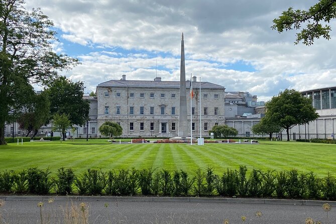 Turtle Bunbury's Dublin: A Self-Guided Audio Tour from a Celebrated Author - Merrion Square and the Oscar Wilde stops