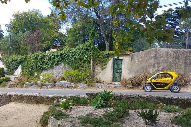 Unforgettable Sintra Tour E-CAR GPS audio-guided route that informs and entertains! - Choosing between Pena Palace and the Moorish Castle