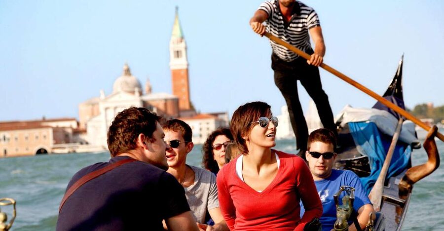 Venice: Gondola Ride with Live Guide or Audio Guide - Choosing live commentary or app audio