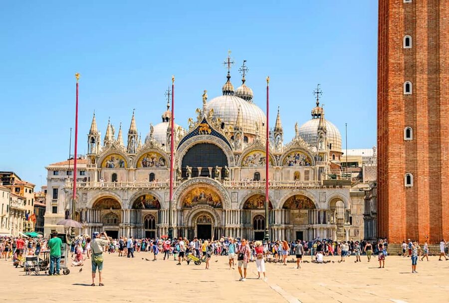 Venice: St. Mark’s Basilica Skip-the-Line Ticket & Audio App - Finding the red flag in Piazzetta dei Leoncini