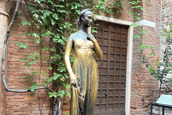Verona: Juliet’s House Fast-Track Entry Ticket & Audio Guide - What you actually see inside Juliet’s House
