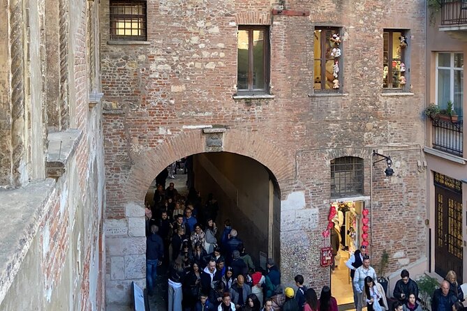 Verona: Juliet’s House Fast-Track Entry Ticket & Audio Guide - How the self-guided audio tour works