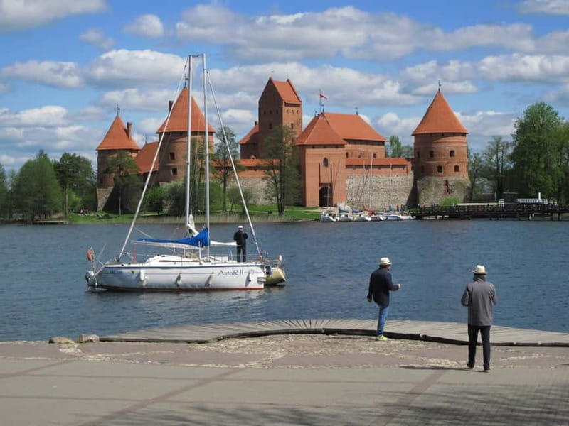 Vilnius: Trakai Tour with Audio Guide and Minibus Transfers - Meeting at Odminiu Square