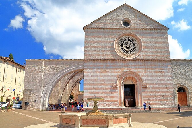 Visit ASSISI on foot with the Audio guide app for Smartphone - Santa Chiara, San Rufino, and the city’s religious story