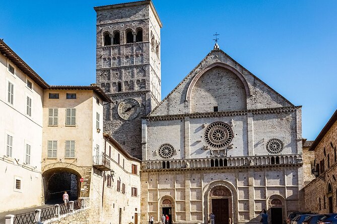 Visit ASSISI on foot with the Audio guide app for Smartphone - Piazza del Comune and the Rocca