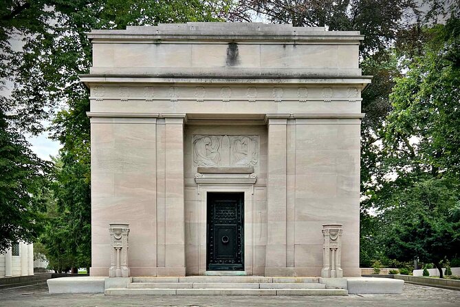 Woodlawn Cemetery: A Self-Guided Audio Tour of Gilded Age Art and Architecture - How the VoiceMap App Works
